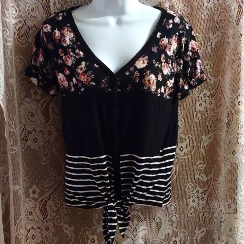 No Boundaries Juniors size 3-5 peach white floral black white striped tie top‎